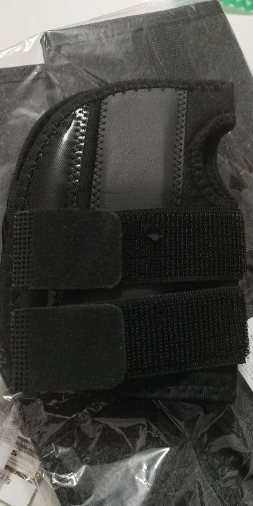 Black wrist support photographed in its packaging by a purchaser